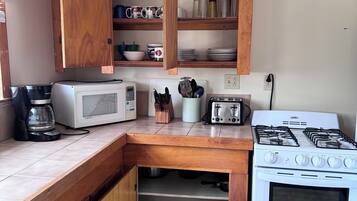 Kylskåp, mikrovågsugn, ugn och spishäll