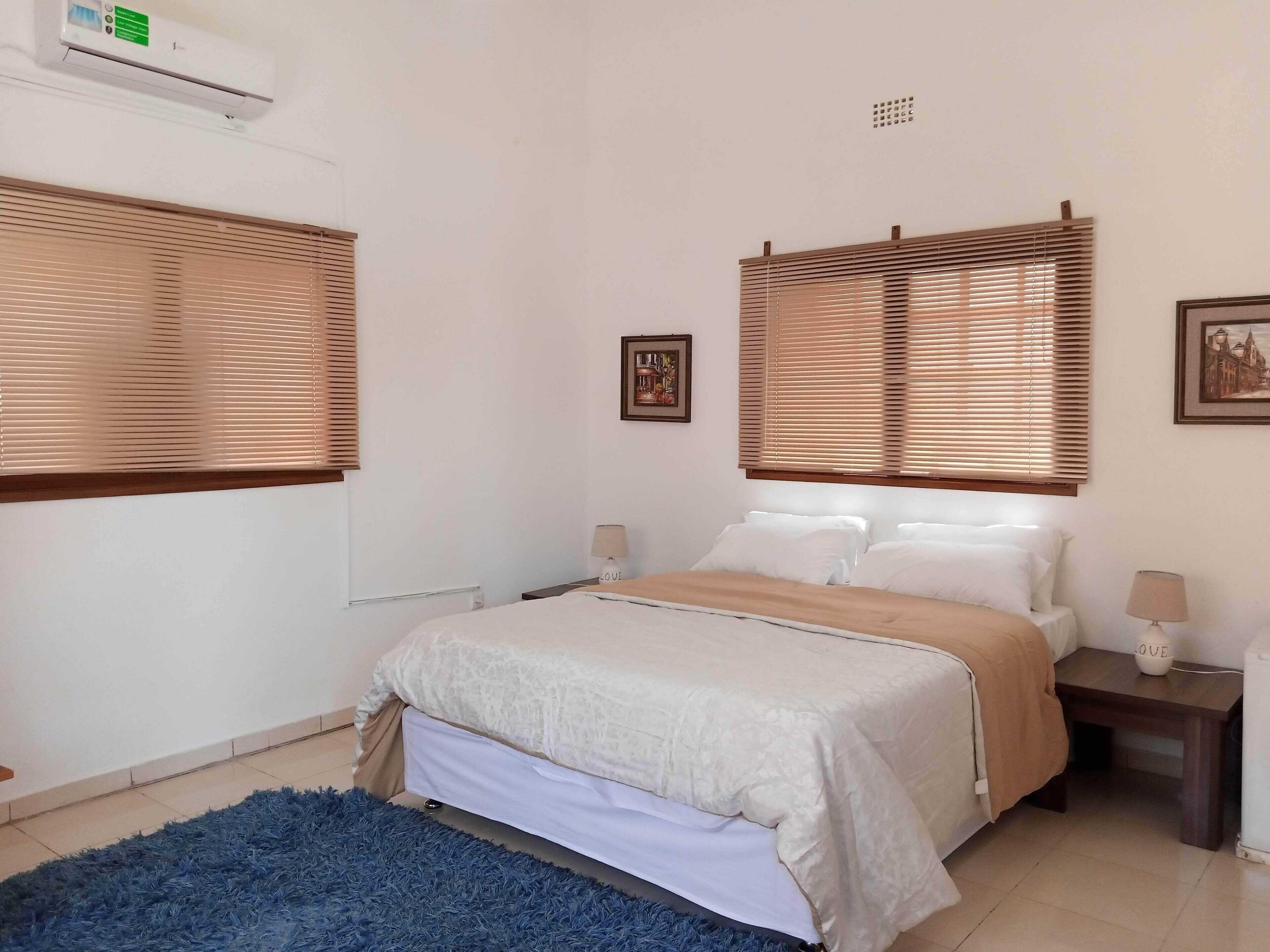 2 habitaciones, escritorio, tabla de planchar con plancha y wifi gratis 