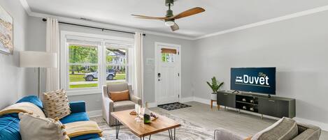 Una televisión, una oficina