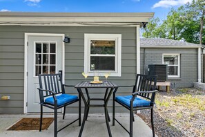 Outdoor dining - The Oakwood A: Modern Comfort in Park Circle (North Charleston)