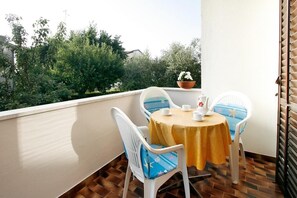 Outdoor dining - One bedroom apartment for 2 people, away from the traffic noise and close to the beach. (Porec)