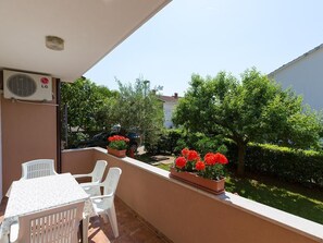 Outdoor dining - One bedroom apartment for 2 people, away from the traffic noise and close to the beach. (Porec)