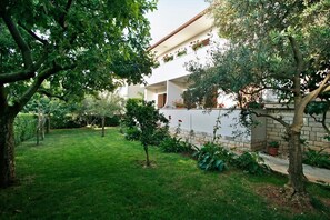 Property grounds - One bedroom apartment for 2 people, away from the traffic noise and close to the beach. (Porec)