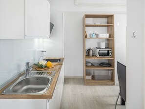 Kühlschrank, Mikrowelle, Herdplatte, Geschirrspüler