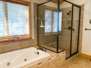 Combined shower/bathtub, towels