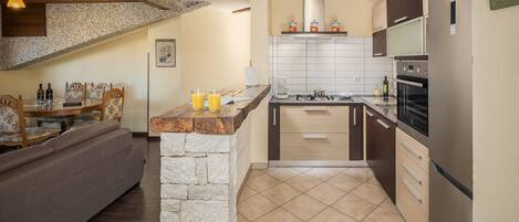 Frigorifero, forno, piano cottura, lavastoviglie