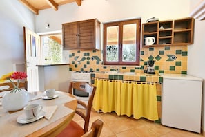 KĂŒhlschrank, Ofen, Herdplatte, Wasserkocher mit Kaffee-/Teezubehör