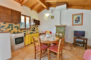 Kühlschrank, Ofen, Herdplatte, Wasserkocher mit Kaffee-/Teezubehör