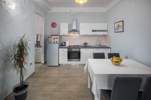 Réfrigérateur, four, plaque de cuisson, cafetière/bouilloire