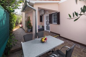 Outdoor dining - Comfortable new two bedroom apartment near Porec, with private terrace and garden (Stanici Kod Nove Vasi)
