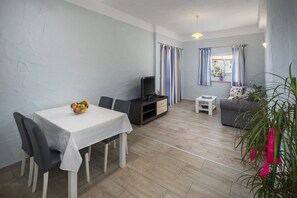 Dining - Comfortable new two bedroom apartment near Porec, with private terrace and garden (Stanici Kod Nove Vasi)