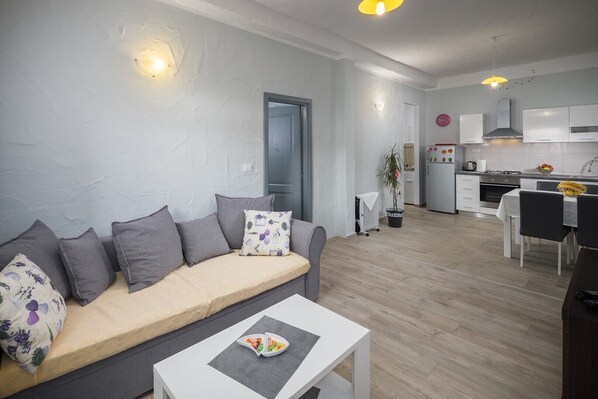 TV - Comfortable new two bedroom apartment near Porec, with private terrace and garden (Stanici Kod Nove Vasi)