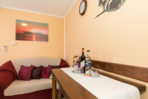 Interior - Fully equipped one bedroom apartment in Porec in a top location near the beach, barbecue (Porec)