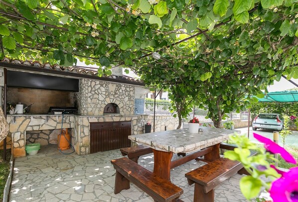 Property grounds - Fully equipped one bedroom apartment in Porec in a top location near the beach, barbecue (Porec)