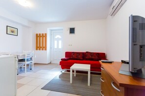 Living area - Fully equipped apartment in a top location in Porec, 50 meters from the beach, pets are welcome (Porec)