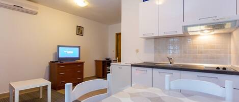 Réfrigérateur, micro-ondes, plaque de cuisson, cafetière/bouilloire