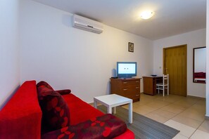 Living area - Fully equipped apartment in a top location in Porec, 50 meters from the beach, pets are welcome (Porec)