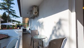 Outdoor dining - Fully equipped apartment in a top location in Porec, 50 meters from the beach, pets are welcome (Porec)