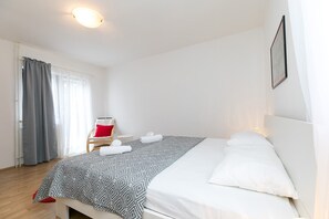 4 bedrooms, iron/ironing board, WiFi, bed sheets - Ultimate Relaxation at Our Beautiful Villa: Private Pool, Jacuzzi, and BBQ Near Poreč (Stanici Kod Nove Vasi)