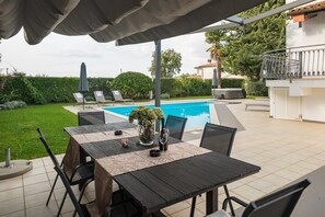Outdoor dining - Ultimate Relaxation at Our Beautiful Villa: Private Pool, Jacuzzi, and BBQ Near Poreč (Stanici Kod Nove Vasi)
