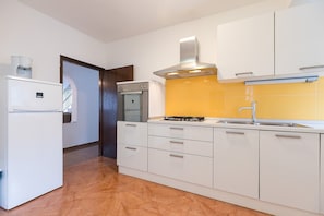 Kühlschrank, Mikrowelle, Ofen, Herdplatte