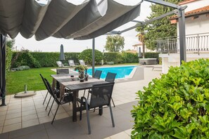 Outdoor dining - Ultimate Relaxation at Our Beautiful Villa: Private Pool, Jacuzzi, and BBQ Near Poreč (Stanici Kod Nove Vasi)