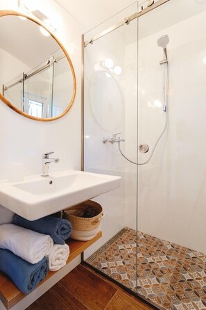 Dusj, hårføner og håndklær