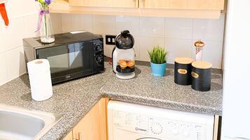 City Apartment | Private kitchen | Electric kettle, toaster, cookware/dishes/utensils, dining tables