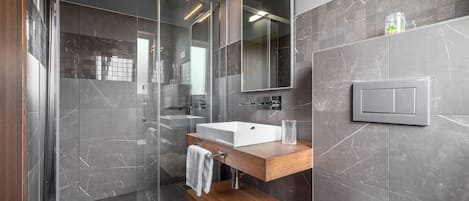 Dusche, Haartrockner, HandtĂŒcher