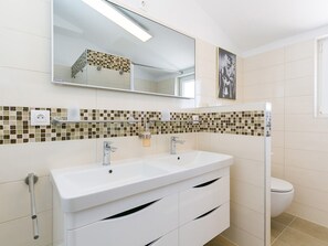 Dusche, Haartrockner, Handtücher