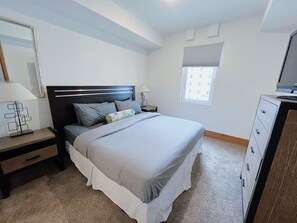 2 makuuhuonetta, työpöytä, silitysrauta/-lauta, vauvan matkasänky