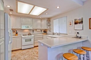 Fridge, microwave, oven, stovetop - Hikers Hideaway (Yosemite National Park)