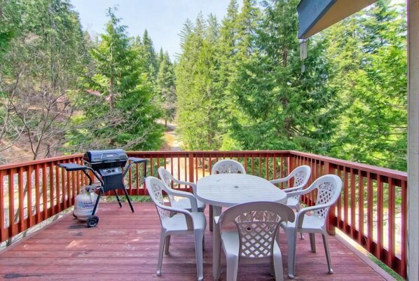 Outdoor dining - Hikers Hideaway (Yosemite National Park)