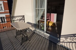 Outdoor dining - Old Town Island vacation apartment with kayak rental (Rathenow)