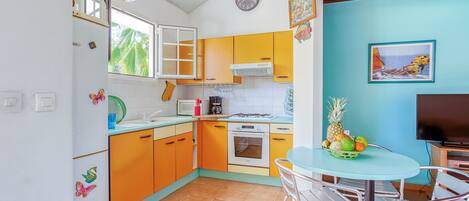 Fridge, microwave, oven, coffee/tea maker