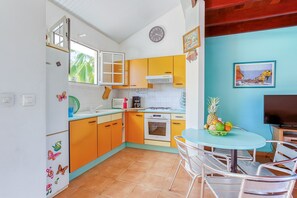 Fridge, microwave, oven, coffee/tea maker