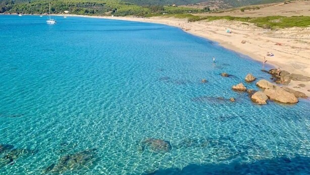 A coastal beach with clear blue waters, rocky outcrops, and distant hills. - Santa Lina - Magnifique T2 à 200m de la plage (Ajaccio)