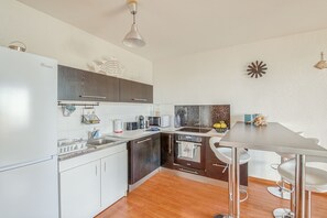 Refrigerador, microondas, horno y cafetera y tetera 