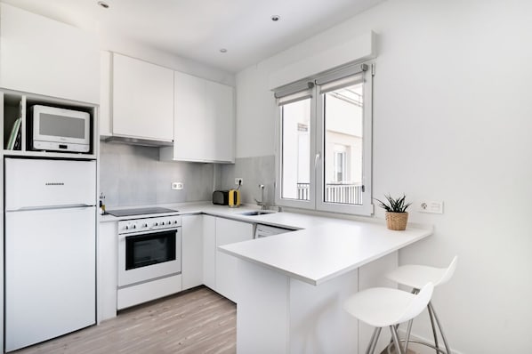Fridge, microwave, oven, stovetop