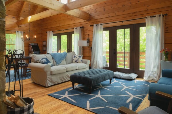 Téléviseur connecté, foyer, table de ping-pong