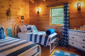 3 chambres, bureau, fer et planche à repasser, accès au Wi-Fi (inclus)