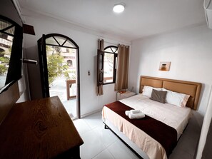 Minibar, bed sheets - Hotel Mitologia Algodoal (Maracanã)