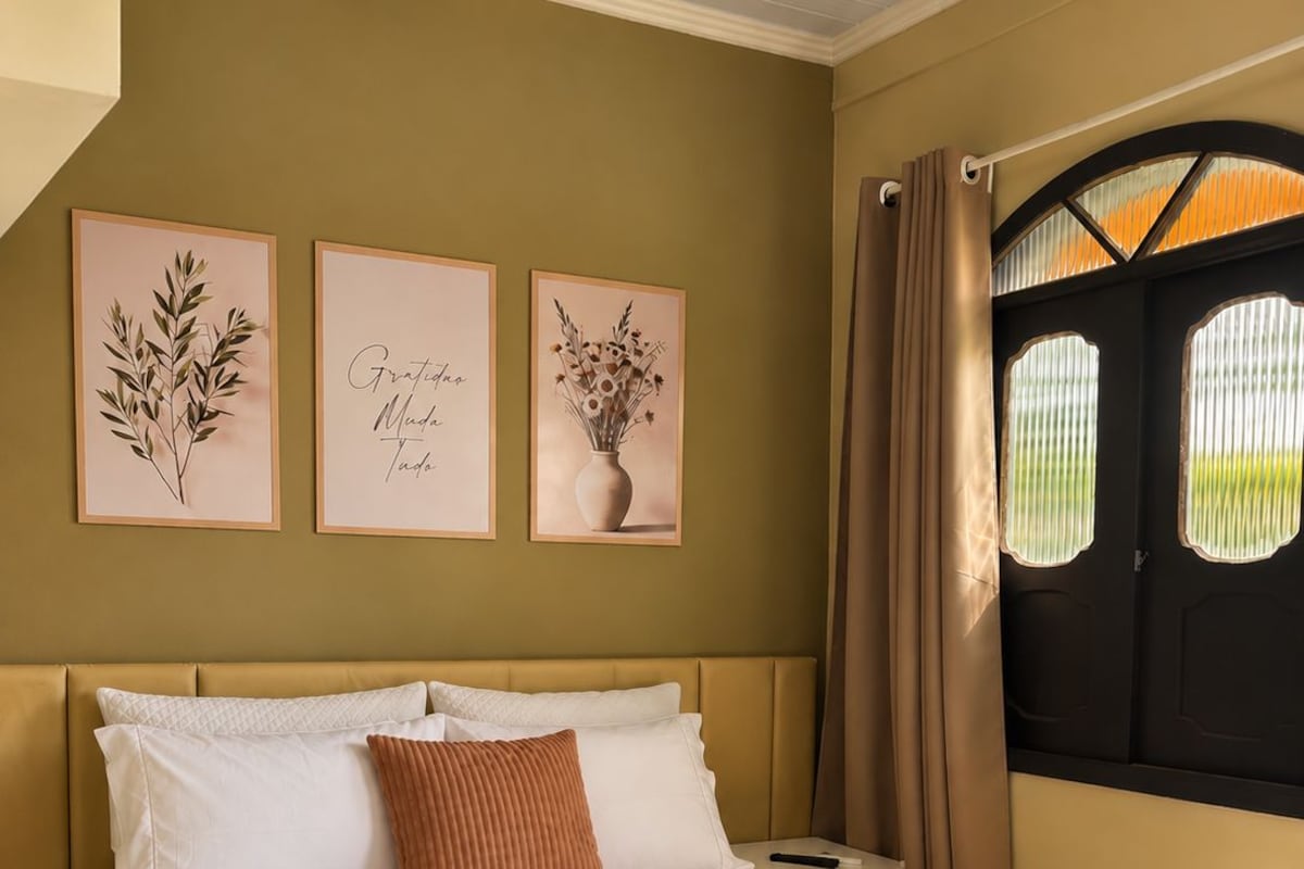 Quarto casal básico | Frigobar, roupa de cama
