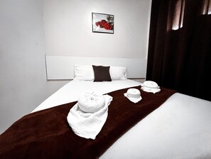 Minibar, bed sheets - Hotel Mitologia Algodoal (Maracanã)
