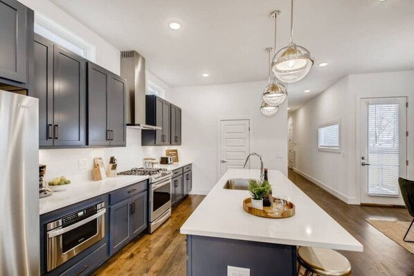 Een koelkast, een microgolfoven, een oven, een kookplaat