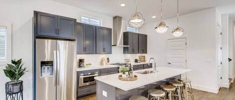 Réfrigérateur, four à micro-ondes, un four, surface de cuisson