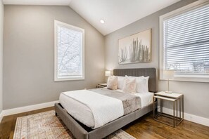 4 bedrooms, desk, iron/ironing board, WiFi - 27-5 KING Beds Downtown- The Music City Collection (Nashville)