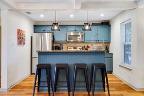 Frigorifero, microonde, forno, piano cottura