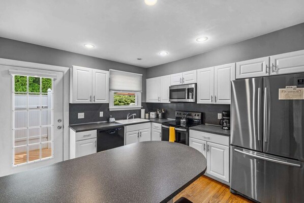 ثلاجة، ميكروويف، فرن، موقد طهي مسطح