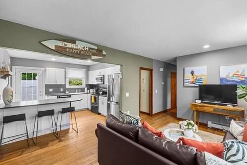 Discount ! Beautiful home with deck walkable to Boon st & Gansett Beach !